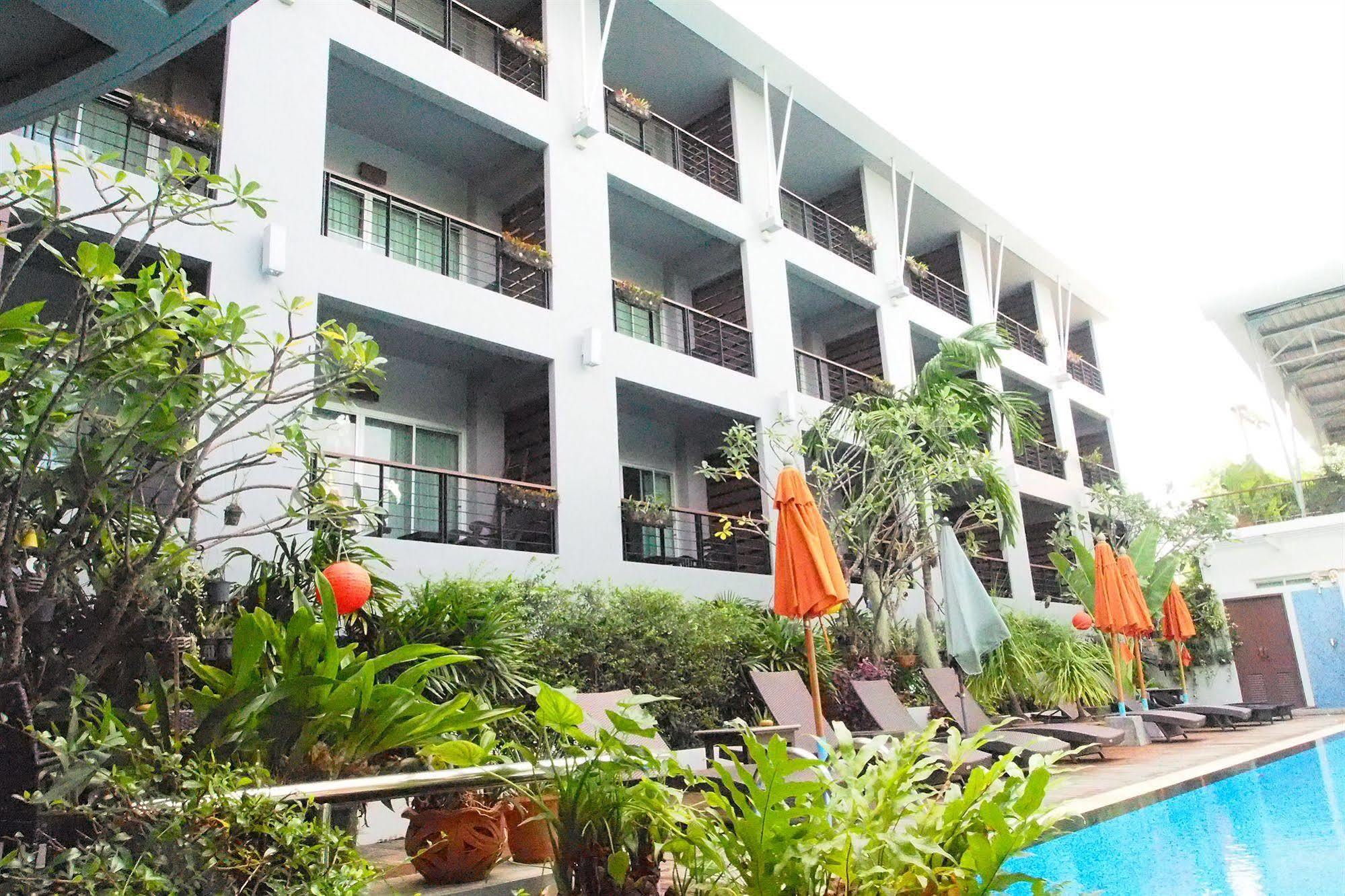 Baan Suwantawe Hotel Phuket Bagian luar foto
